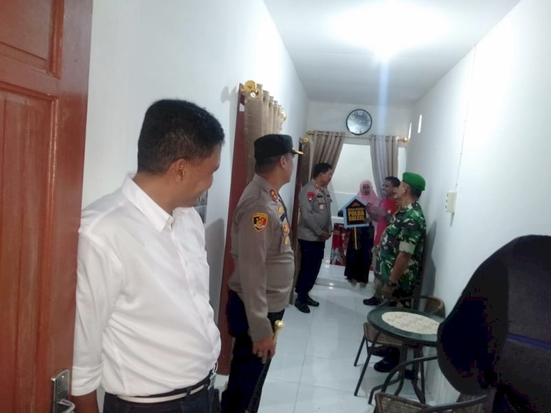 Kapolda Sulsel Irjen Pol Nana Sudjana secara resmi memberikan kunci/bantuan rumah kepada Minasni dengan keluarga,  Senin (30/1/2023). @Jejakfakta/Dok. Polda Sulsel