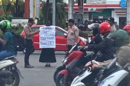 Tidak Mampu Bayar UKT, Seorang Mahasiswa Aksi Diam di Depan Unhas