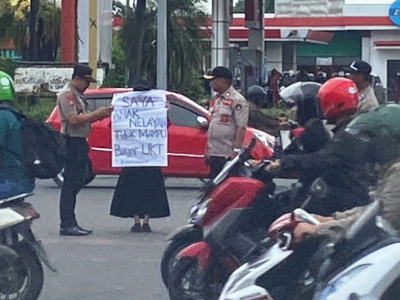 Seorang mahasiwa menggalar aksi diam di depan kampus Unhas Makassar, Selasa (31/1/2023). @Jejakfakta/Ist.