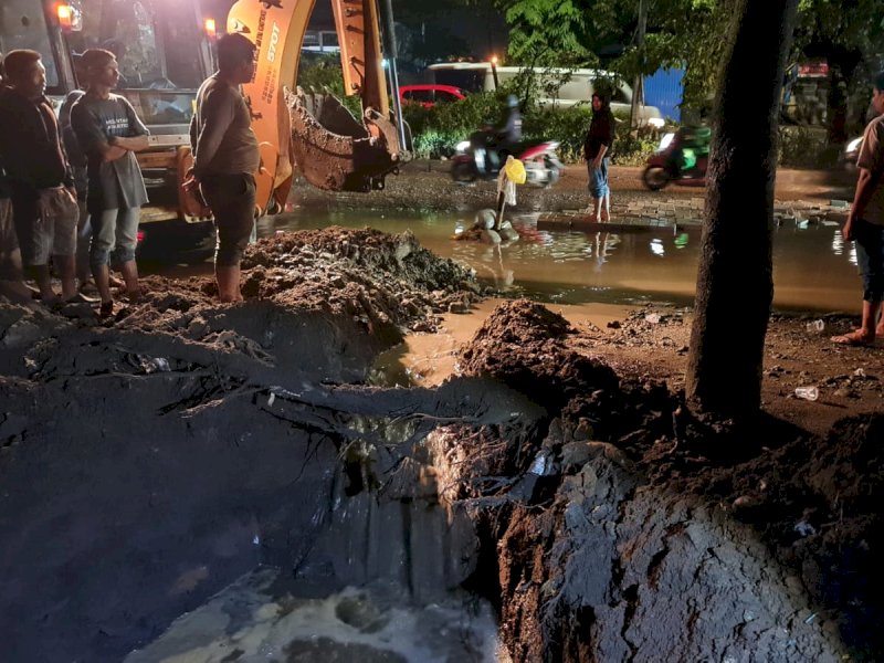 Proses pembersihan drainase di jalan Hertasning Makassar. @Jejakfakta/Ist.