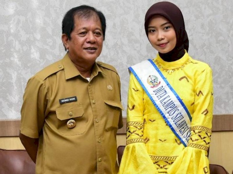 Muflihah Sa&rsquo;adah (18), mahasiswi semester 1 kedokteran Universitas Islam Negeri (UIN) Alauddin Makassar, saat bertemu Bupati Soppeng Andi Kaswadi Razak. (Dok. Jejakfakta.com/Ist)