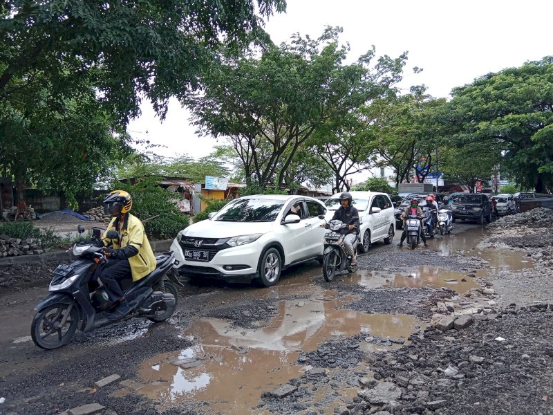 Jalan Hertaning rusak parah. Sejumlah titik jalan poros Makassar - Gowa ini berlubang dan rusak yang mengkibatkan perlambatan arus kendaraan. @Jejakfakta/Samsir