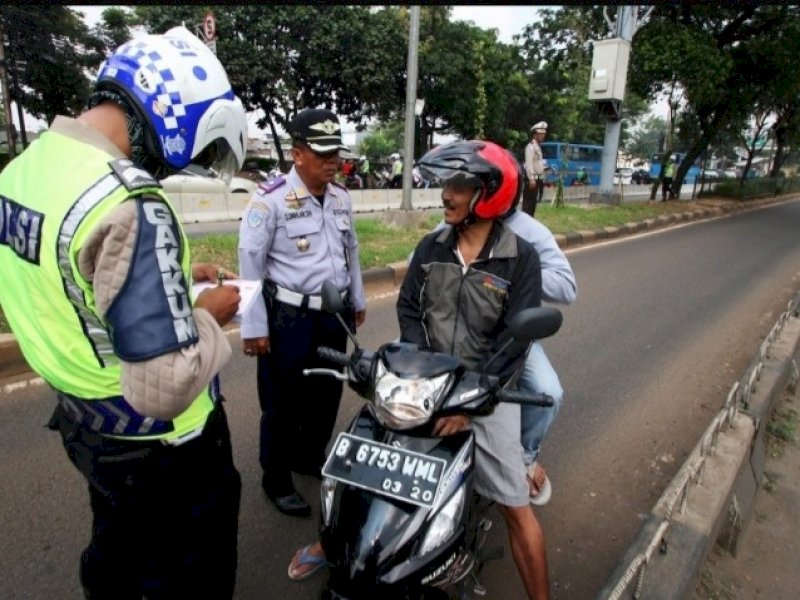 Tilang manual diberlakukan kembali. @Jejakfakta/Ist.