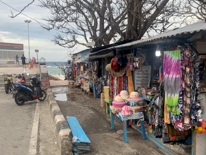 Masjid Thalhah Ubaidillah, yang ada di kawasan Pantai Tanjung Bira, Kabupaten, Bulukumba, Sulsel, yang letaknya tidak terlalu jauh dari lapak pedagang kaki lima. (Dok. Jejakfakta.com/Humas Pemprov Sulsel)