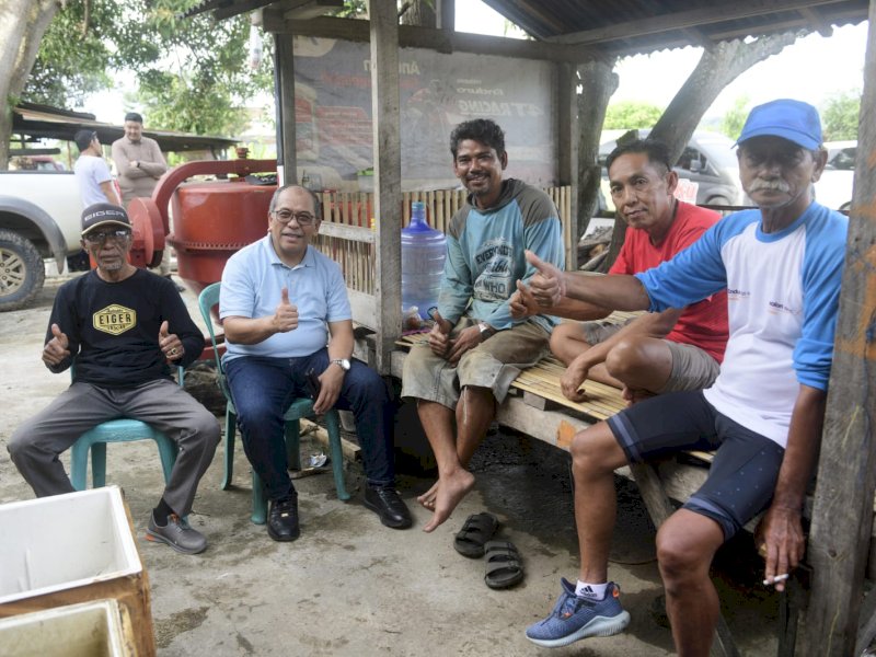 Ilham Arief Sirajuddin (IAS) mampir bersilaturahmi dengan tokoh masyarakat H Syamsuddin (H Udin) di Pekkabata, Pinrang, Sabtu (4/2/2023). @Jejakfakta/Ist.
