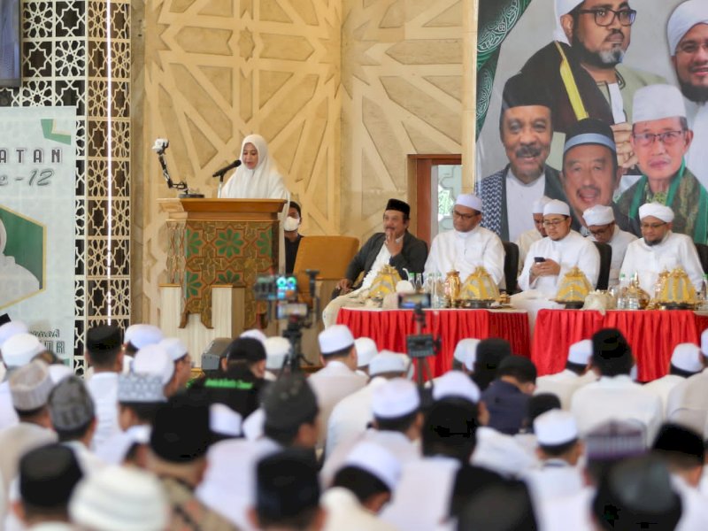 Wakil Wali Kota Fatmawati Rusdi saat menghadiri perayaan Milad ke-3 Majelis Ikhwan Tarekat al-Muhammadiyah al-Sanusiyah al-Idrisiyah Indonesia, di Masjid Raya Makassar, Minggu (5/02/2023). @Jejakfakta/Ist.