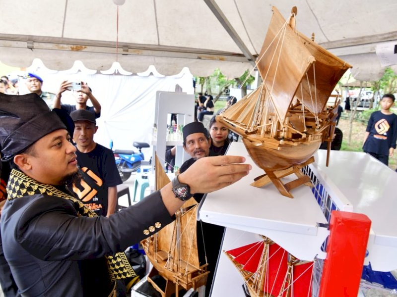 Gubernur Sulawesi Selatan, Andi Sudirman Sulaiman meninjau pameran UMKM produk kerajinan pajangan di Bulukumba, Minggu (5/2/2023). @Jejakfakta/Ist. 