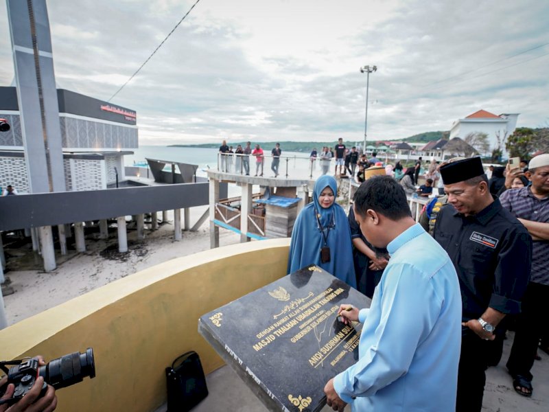 Gubernur Sulawesi Selatan bersama Bupati Bulukumba, Andi Muchtar Ali Yusuf meresmikan masjid terapung yang berada di Kawasan Wisata Bira, Masjid Thalhah Ubaidillah, Sabtu (4/2/2023). @jejakfakta/Ist.