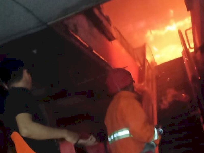Petugas Pemadam Kebakaran Kota Makassar, sedang berusaha memadamkan api di lantai 2 Pasar Terong. (Dok. Jejakfakta.com/Ist)