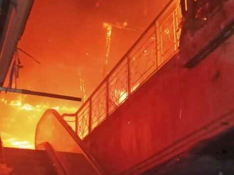 Sebanyak 24 kios barang campuran di Pasar Terong Makassar ludes terbakar, Minggu (5/2/2023) malam. @Jejakfakta/Ist.
