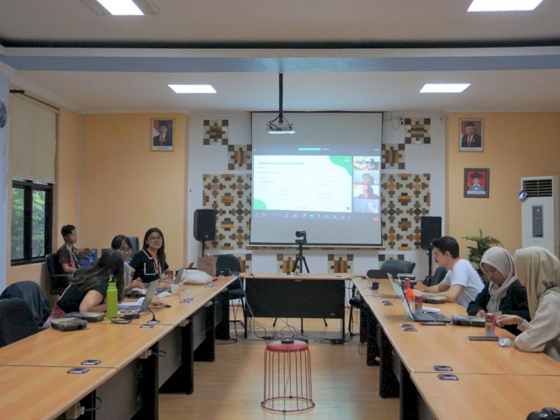 Kegiatan Mahasiswa International Forestry Students' Association Local Committee Fakultas Kehutanan Universitas Hasanuddin (UKM IFSA LC UNHAS), di Ruang Rapat Senat Fakultas Kehutanan Unhas, Kampus Tamalanrea, Kota Makassar. Event ini terhubung langsung melalui zoom meeting, Sabtu (4/2/2023).