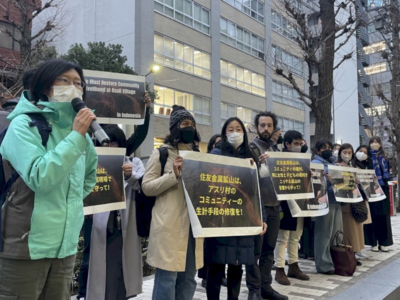 WALHI, Friends of the Earth (FoE) Japan menggelar aksi di depan kantor pusat Sumitomo Metal Mining Co., Ltd. (SMM) di Tokyo, Jepang, Kamis (2/2/2023). @Jejakfakta/dok FoE Japan
