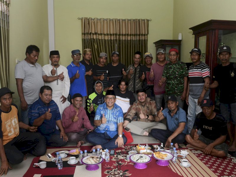 Ilham Arief Sirajuddin (IAS) bersilaturahmi dengan sejumlah tokoh masyarakat Kelurahan Tiroang di kediaman Hj Nasrah, tokoh perempuan Tiroang. @Jejakfakta/Ist.