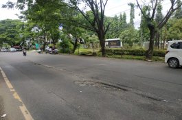 Hati-Hati! Jalan Berlubang di Jl. Perintis Kemerdekaan Depan Kampus BRI Kerap Memakan Korban