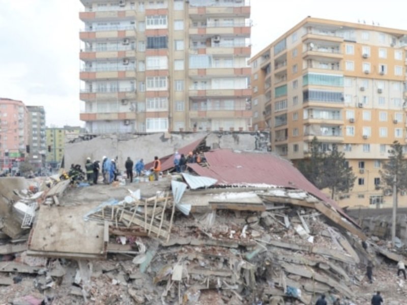 Proses evakuasi dampak gempa bumi di Diyarbakir, Turki, 6 Februari 2023. (ILYAS AKENGIN/AFP).