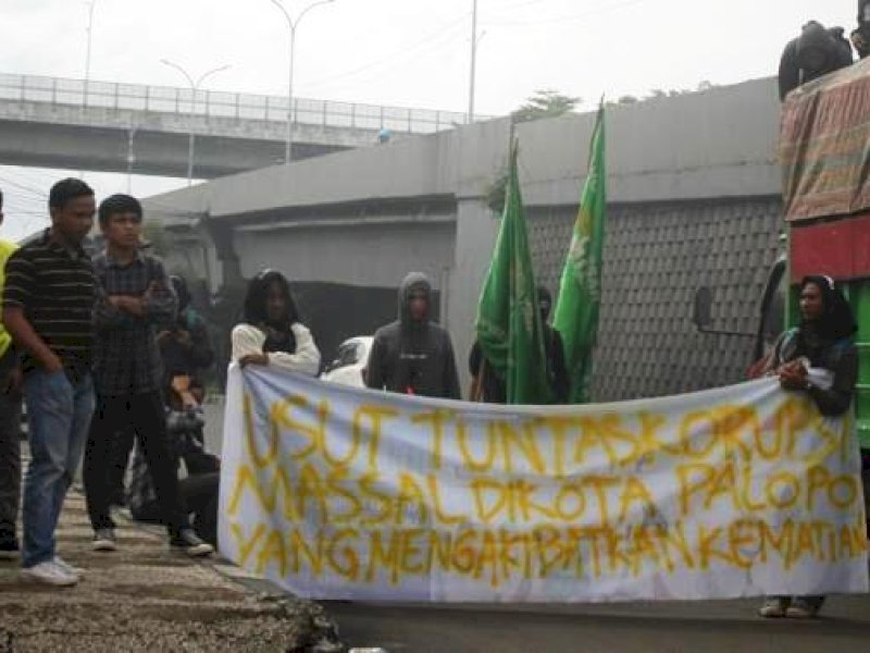 Pengurus Besar Ikatan Pelajar Mahasiswa Indonesia Luwu Raya (PB IPMIL RAYA) menggelar demonstrasi di depan kantor Kejati Sulsel, Senin (06/2/2023). @Jejakfakta/Ist.