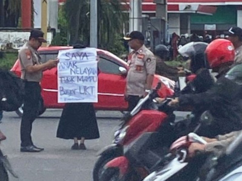 Aksi diam seorang mahasiswa di depan pintu 1 depan kampus Universitas Hasanuddin Tamalanrea, Makassar, Selasa (31/1/2023).