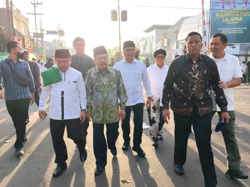 Jusuf Kalla jalan kaki ke arena Harlah 1 abad NU bersama Gubernur Jambi, Al Haris. @Jejakfakta/Rudi Gunawan