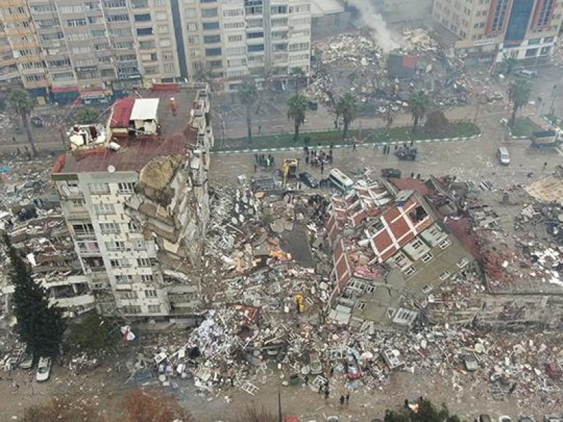 Bangunan runtuh akibat gempa bumi di Kahramanmaras, Turki, Senin 6 Februari 2023. Ihlas News Agency (IHA) via REUTERS