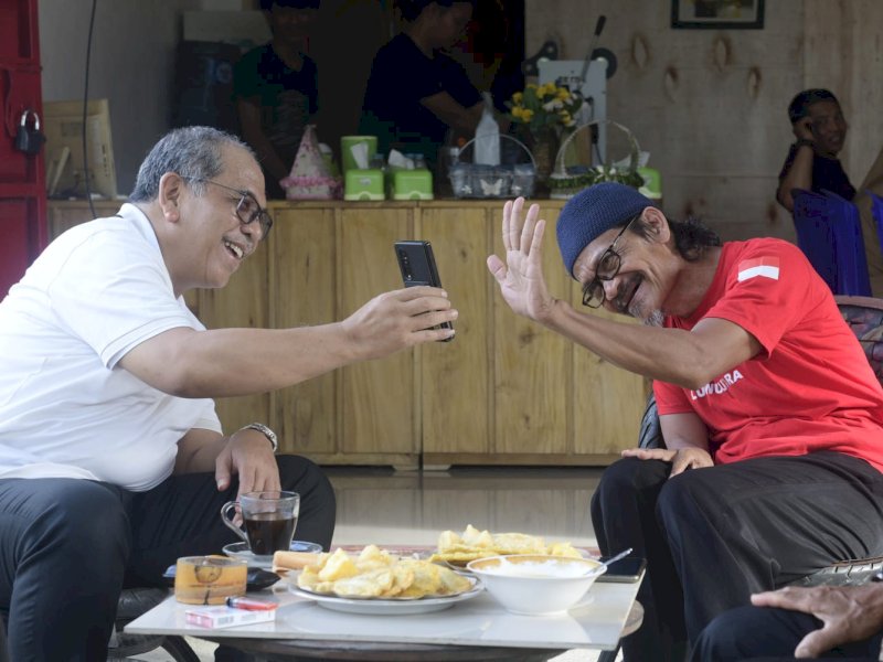 IAS menyambangi Yasir di Warung Kopi Tae Sussa di Desa Baebunta, Kecamatan Baebunta.&nbsp;@Jejakfakta/Reza Arifuddin