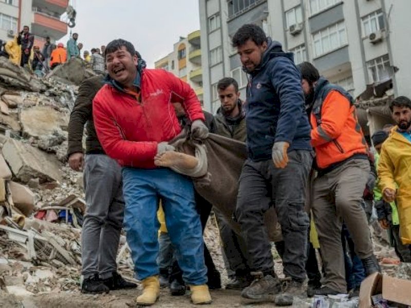 Evakuasi mayat yang ditemukan di reruntuhan bangunan akibat gempa bumi di Adana, Turki, Senin (6/2/2023). [Can EROK/AFP].