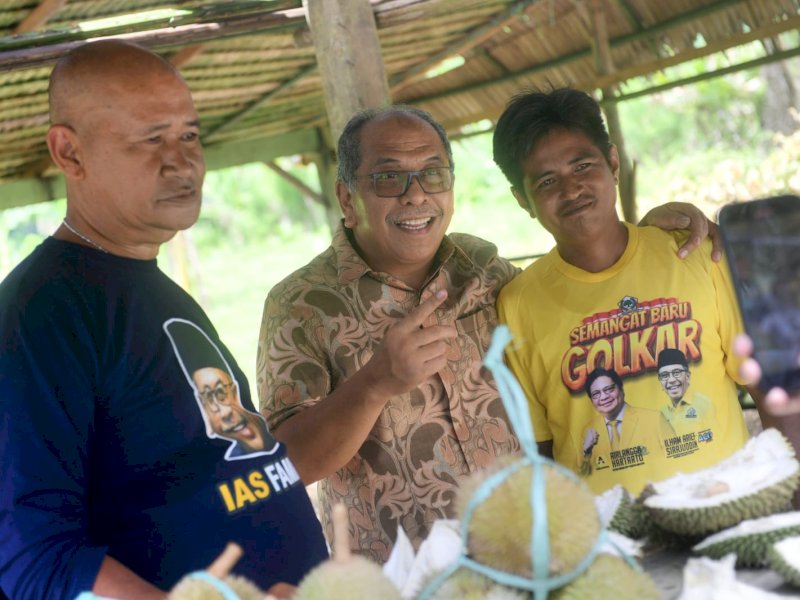 Ilham Arief Sirajuddin sosialisasi Partai Golkar di sepanjang poros Desa Tarengge Kecamatan Wotu misalnya, IAS menyasar para penjual durian di pinggir jalan. @Jejakfakta/Reza Arifuddin