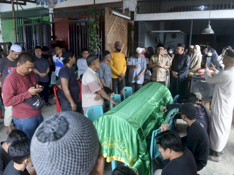 Ilham Arief Sirajuddin (IAS) melayat di rumah duka H Askar di, Tomini, Luwu Timur, Rabu (8/2/2023). @Jejakfakta/Ist.