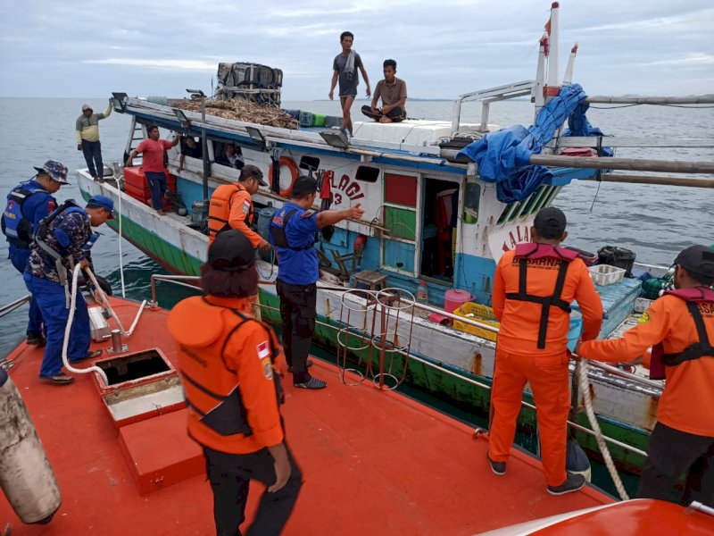 Tim Basarnas mengevakuasi 7 pemancing menuju Pelabuhan Bajoe Bone. @Jejakfakta/dok Basarnas