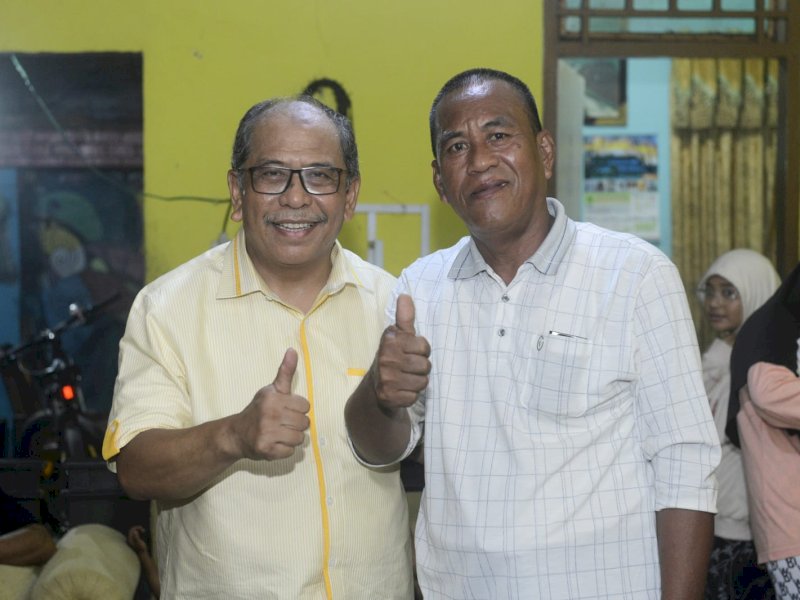 Politisi Masnur Kasaba menerima Ilham Arief Sirajuddin (IAS) di kediamannya, di Desa Bawalipu, Kecamatan Wotu, Selasa malam (7/2/2023). @Jejakfakta/Reza Arifuddin