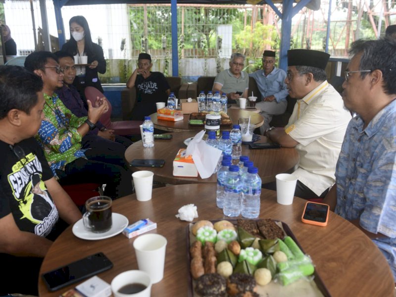 Ilham Arief Sirajuddin silaturahmi bersama tokoh masyarakat Sorowako, diantaranya Madras yang juga Ketua Himpunan Pengusaha Sorowako, Kades Nikel, Kades Nuha, Muharram dan dr Andi Fajar Wela. @Jejakfakta/Reza Arifuddin