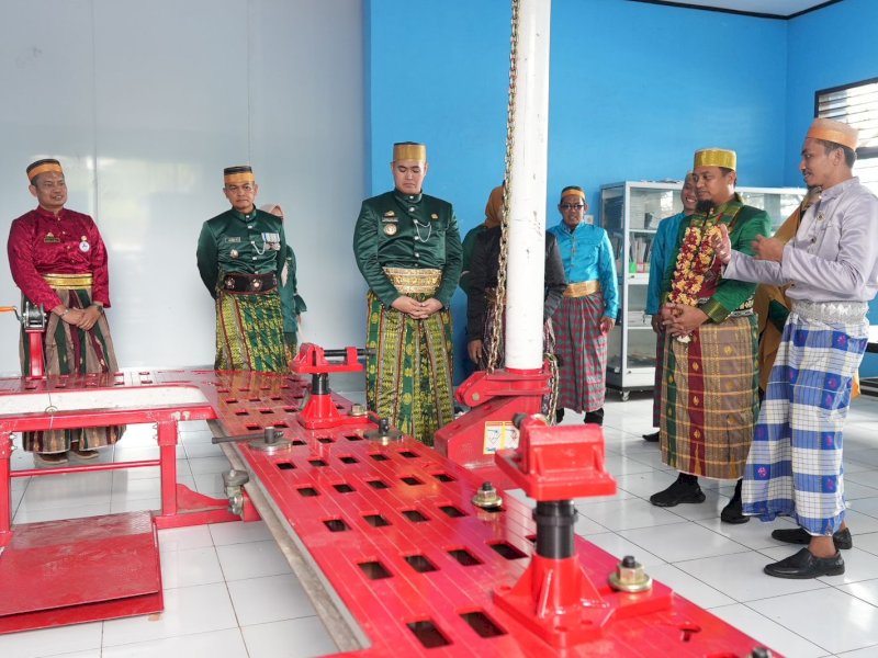 Gubernur Sulsel bersama Bupati Pangkep, Muhammad Yusran Lalogau meninjau ruang dan alat praktik Bengkel Andalan di SMKN 2 Pangkep.