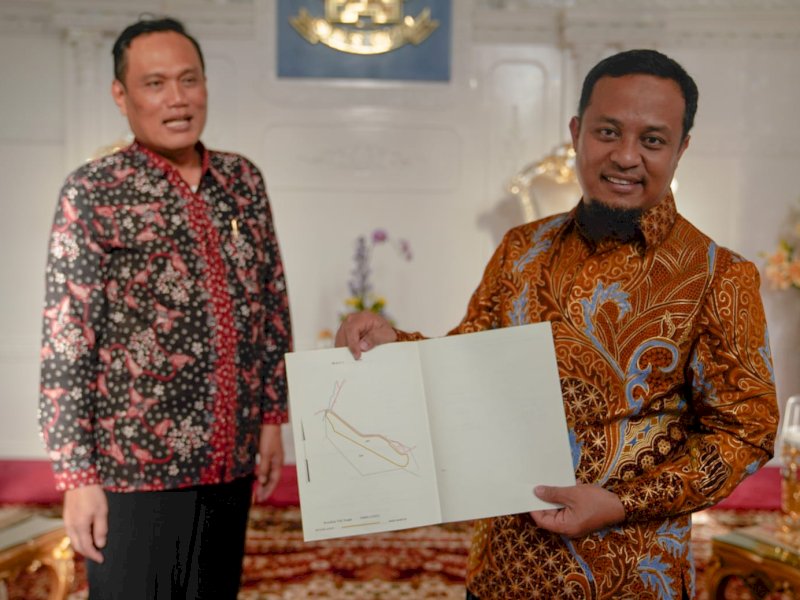 Gubernur Sulsel Andi Sudirman Sulaiman menerima SHP dari Kepala Kantor ATR/BPN Luwu Timur, Muhallis Menca di Rujab Gubernur Sulsel, Rabu (8/2/2023). @jejakfakta/ist.