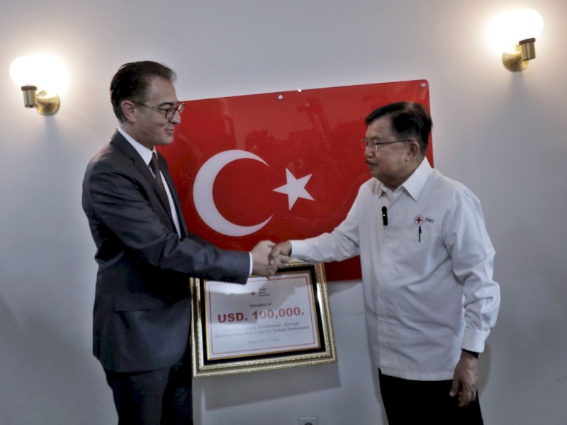  JK setelah menyerahkan bantuan uang tunai sebesar 100 ribu dollar AS yang disalurkan lewat PMI kepada Kuasa Usaha kedutaan Turki Mr. &Ouml;mer Orhun &Ccedil;elikkol. @Jejakfakta/Ist.