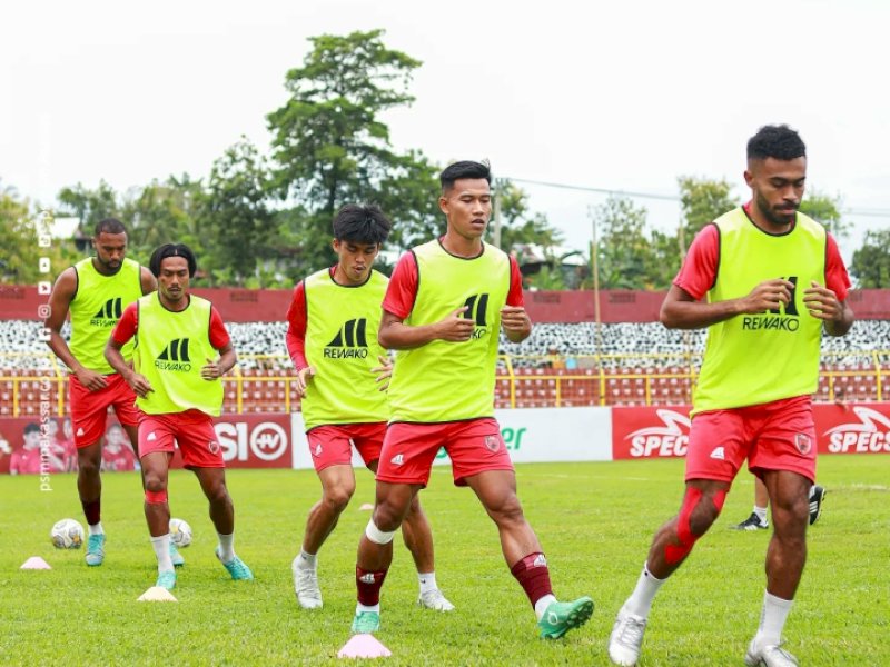 Skuad PSM Makassar saat melakukan pemanasan jelang laga melawan Barito Putera, Kamis (9/2/2023) di Stadion Gelora BJ Habibie, Kota Parepare, Sulawesi Selatan.  (dok. PSM Makassar)