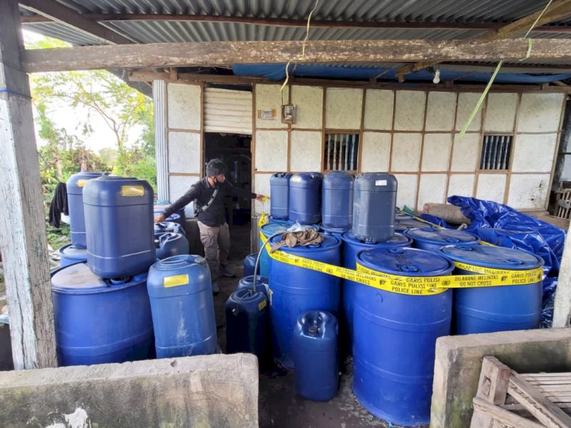 Jeriken solar yang disita oleh Polsek Bontonompo di tambang pasir ilegal, tepatnya di Dusun Data, Desa Majapai, Kabupaten Gowa, Sulawesi Selatan, Kamis (9/2/2023). (dok. Polsek Bontonompo)