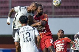 Persib Bandung Gagal Kudeta Posisi PSM di Puncak Klasemen 