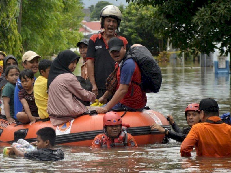 Personel BPBD Makassar saat mengevakuasi masyarakat akibat banjir beberapa waktu yang lalu melanda di Kota Makassar. (dok. BPBD Makassar)