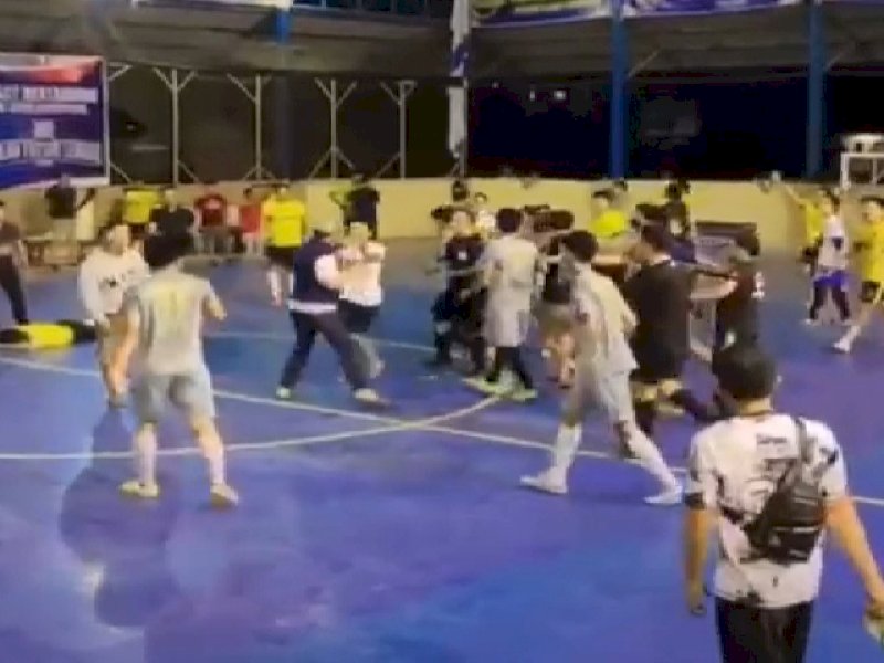 Tim futsal BRI Cabang Sinjai dan Kejaksaan Negeri Sinjai terlihat bentrok pada turnamen futsal di Kabupaten Sinjai, Sulawesi Selatan, Jumat (10/2/2023). (tangkapan layar)