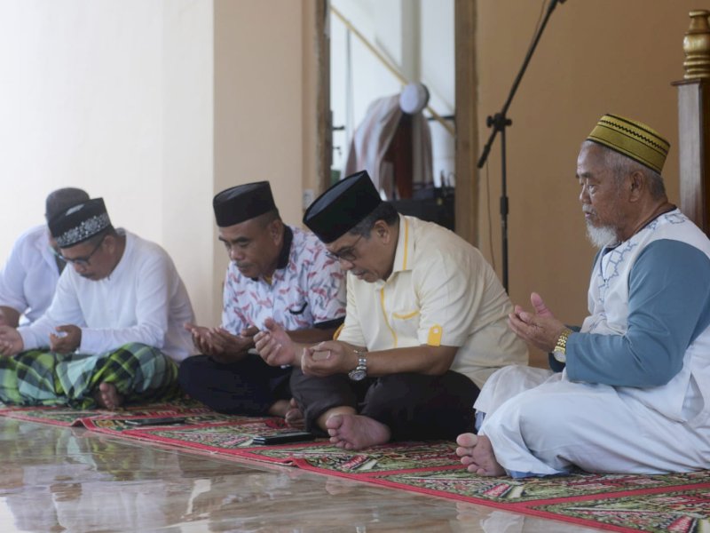 IAS juga bersilaturahmi dengan jemaah Masjid Alkhairat di Dusun Pabeta, Desa Manurung, Malili. @Jejakfakta/ist.