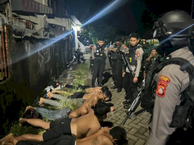 Personel Polrestabes Makassar berhasil mengamankan 10 pemuda yang diduga geng motor. (dok. Polrestabes Makassar)