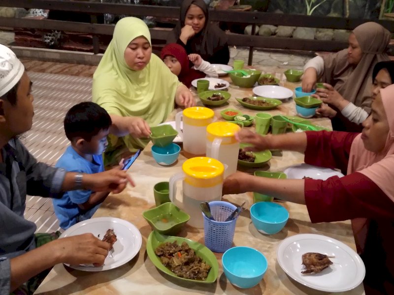 Pengunjung menikmati makanan khas Nasu Pelekko dan Bebek Goreng di Lesehan La Bugis Sidrap, Sabtu (11/2/2023). @Jejakfakta/Ist.