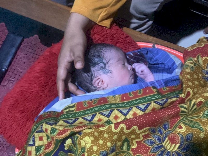 Penemuan bayi perempuan di Jalan Tanjung Alya, Kelurahan Barombong, Kecamatan Tamalate, Kota Makassar. @Jejakfakta/ist