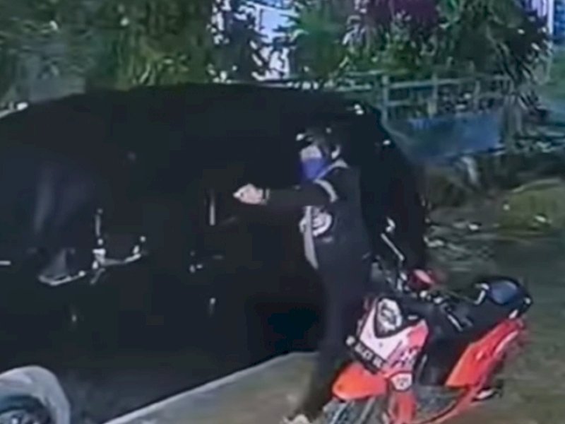 Seorang pria paruh baya di Gowa, Sulsel, terekam kamera CCTV melakukan pencurian dengan cara memecahkan kaca tengah mobil yang terparkir di Perumahan Nusa Mappala, Kelurahan Pangkabinaga, Kecamatan Palangga. Sabtu (11/2/2023) dini hari. (tangkapan layar)