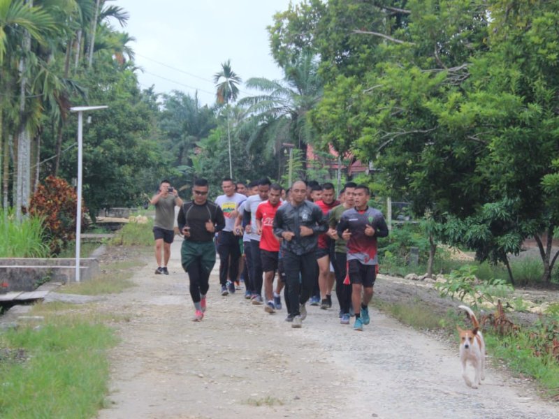 Para prajurit Bima Sakti Satgas Pamtas RI-PNG Pos Kotis melaksanakan lari pagi dalam rangka menjaga kondisi fisik di Kampung Wonorejo, Distrik Mannem, Kabupaten Keerom, Provinsi Papua, Sabtu (11/02/2023).