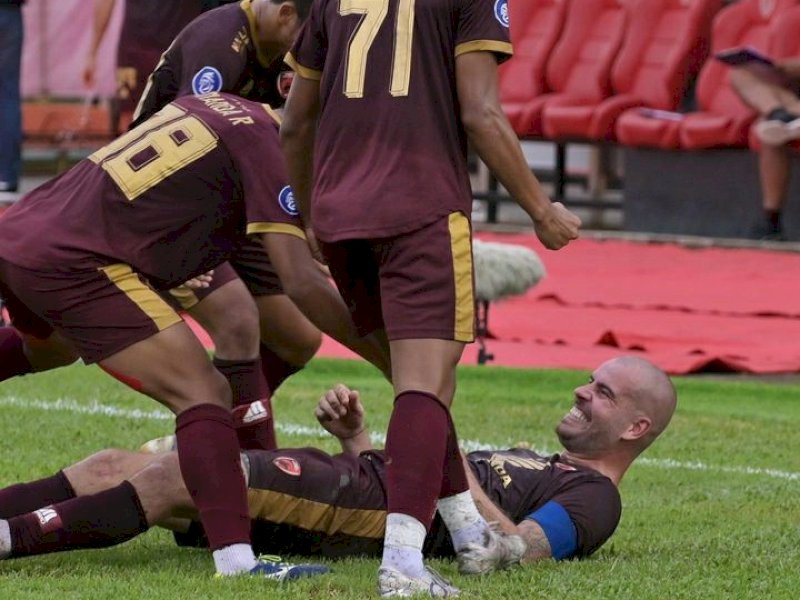 Gelandang PSM Makassar, Willem Jan (Wiljan) Pluim (bawah) saat merayakan golnya. (doc. BRI Liga 1)