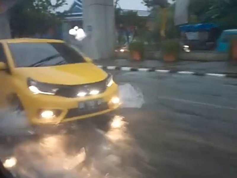 Jalan utama kota Makassar, Jl AP Pettarani, terendam menyusul hujan lebat, Senin (13/2/2023).