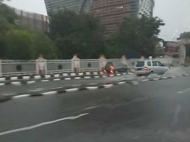 Hujan mengguyur di kota Makassar, Senin (13/2/2023). Terpantau di Jl AP Pettarani, pukul 06.50 Wita.