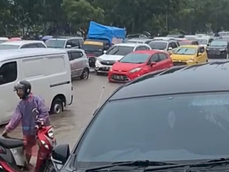 Arus lalu lintas lumpuh menyusul banjir yang merendam Jl Urip Sumoharjo, depan Kampus UMI, Kota Makassar, Senin (13/2/2023) pagi. (Foto Gunawan A).