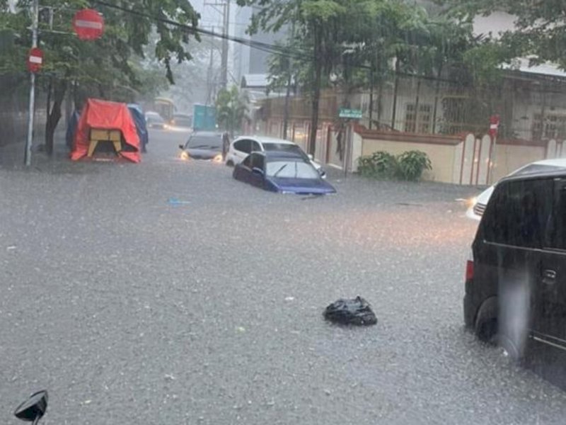 Di Jl Sultan Hasanuddin yang mengarah kantor Balai Kota Makassar, sejumlah kendaraan roda empat terendam banjir, terpantau sekitar SPBU Hasanuddin, Senin (13/2/2023) pagi Wita. 