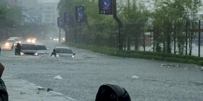 Kota Makassar Dikepung Banjir